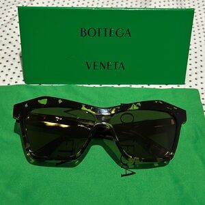 Bottega Veneta cat eye sunglasses with case